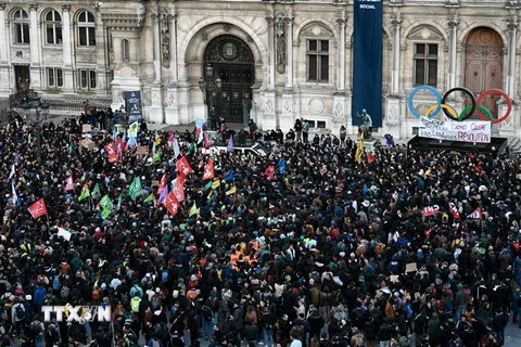 Người dân tham gia cuộc biểu tình phản đối luật cải cách hưu trí tại Paris, Pháp, ngày 30/3/2023. (Ảnh: AFP/TTXVN)