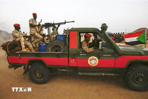 Các thành viên Lực lượng hỗ trợ nhanh (RSF) tuần tra tại làng Qarri, cách thủ đô Khartoum của Sudan 90km về phía Bắc. (Ảnh: AFP/TTXVN)