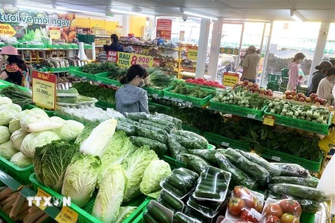Quầy bán thực phẩm, rau củ trong một siêu thị tại quận Phú Nhuận, Thành phố Hồ Chí Minh. (Ảnh: Hồng Đạt/TTXVN)