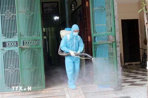 Phun hóa chất diệt muỗi phòng, chống sốt xuất huyết. (Ảnh: Nguyễn Chinh/TTXVN)