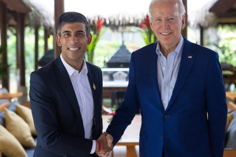 Thủ tướng Anh Rishi Sunak (trái) và Tổng thống Mỹ Joe Biden. (Nguồn: Telegraph)