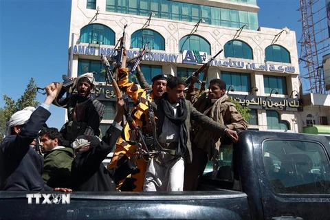 Các tay súng Houthi trên đường phố thủ đô Sanaa, Yemen. (Ảnh: AFP/TTXVN)