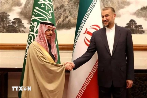 Ngoại trưởng Iran Hossein Amir-Abdollahian (phải) và người đồng cấp Saudi Arabia, Hoàng tử Faisal bin Farhan tại cuộc gặp ở Bắc Kinh, Trung Quốc ngày 6/4/2023. (Ảnh: AFP/TTXVN)