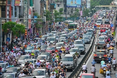 Các phương tiện lưu thông trên một tuyến phố ở Hà Nội. (Ảnh: PV/Vietnam+) 