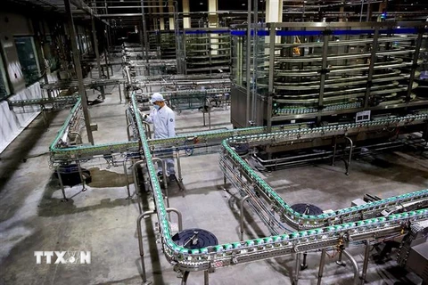 Nhà máy sản xuất sữa tại Bình Dương. (Ảnh: Hồng Đạt/TTXVN)