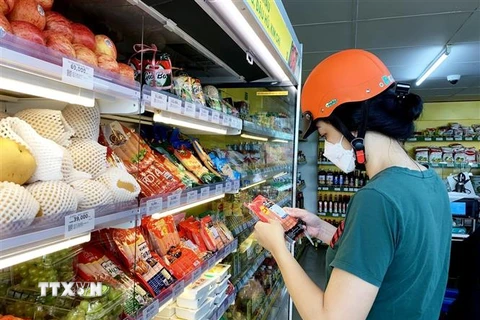 Người dân mua sắm tại một siêu thị ở Thành phố Hồ Chí Minh. (Ảnh: Hồng Đạt/TTXVN)