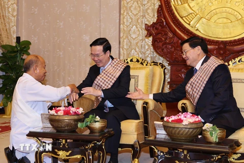 [Photo] Chủ tịch nước dự lễ buộc chỉ cổ tay cầu may tại Lào