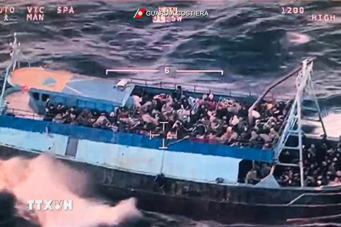 Người di cư chờ được giải cứu tại vùng biển ngoài khơi bờ biển Calabria, miền Nam Italy, ngày 10/3/2023. (Ảnh: AFP/TTXVN)