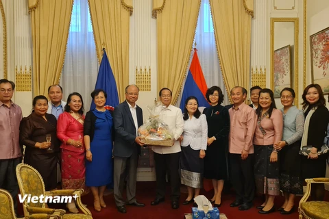 Đại sứ Việt Nam tại Pháp Đinh Toàn Thắng trao quà tới Đại sứ Lào Kham-Inh Khitchadeth nhân dịp Tết cổ truyền Bunpimay (14-16/4/2023). (Ảnh: TTXVN)