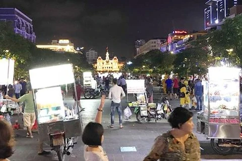 Xử lý việc bán hàng rong, đỗ xe sai quy định ở phố đi bộ Nguyễn Huệ