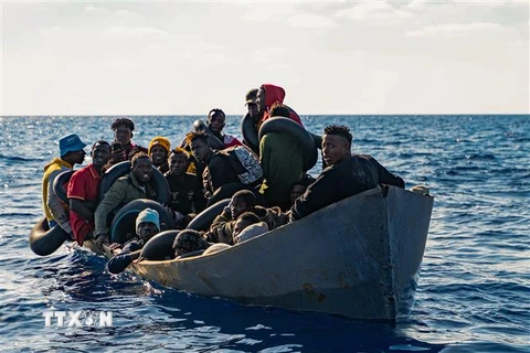 Tàu cứu hộ mang cờ hiệu Đức chở người di cư được giải cứu ngoài khơi bờ biển thành phố Sicily, Italy ngày 3/11/2022. (Ảnh: AFP/TTXVN)