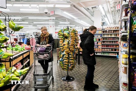 Khách hàng chọn mua đồ trong siêu thị ở Queens, New York. (Ảnh: THX/TTXVN)