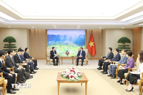 Thủ tướng Phạm Minh Chính tiếp ông Park Hark Kyu, Tổng Giám đốc phụ trách tài chính Tập đoàn Samsung Electronics. (Ảnh: Dương Giang/TTXVN)