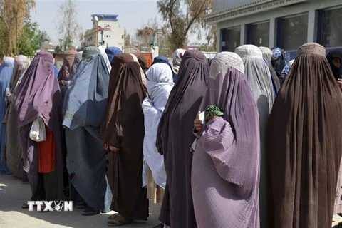 Phụ nữ Afghanistan chờ nhận lương thực cứu trợ tại tỉnh Kandahar ngày 28/3/2023. (Ảnh: AFP/TTXVN)