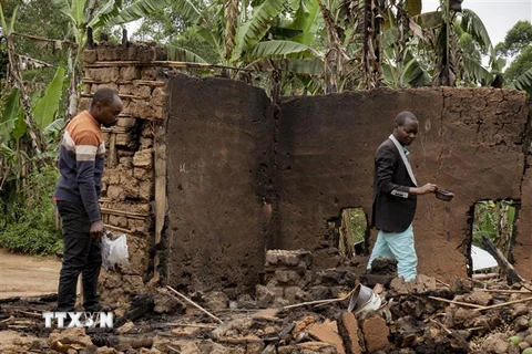 Một ngôi nhà bị phá hủy sau một vụ tấn công tại Cộng hòa Dân chủ Congo. (Ảnh: AFP/TTXVN)