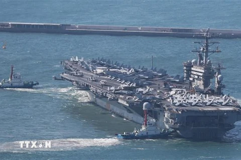 Tàu sân bay Mỹ USS Nimitz tới căn cứ hải quân ở Busan, ngày 2/4/2023. (Ảnh: YONHAP/TTXVN)