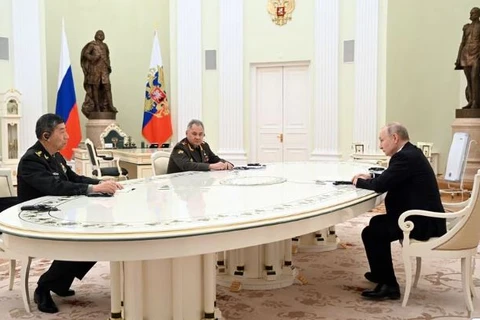 Tổng thống Nga Vladimir Putin, Bộ trưởng Quốc phòng Nga Sergei Shoigu và Bộ trưởng Quốc phòng Trung Quốc Lý Thượng Phúc tham dự một cuộc họp ở Moskva, Nga, ngày 16/4. (Nguồn: Sputnik)
