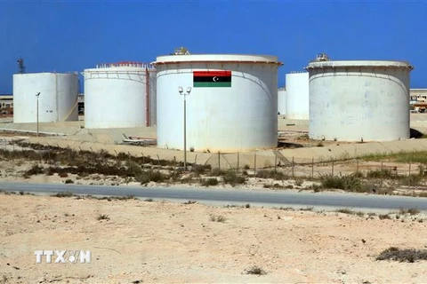 Bể chứa dầu tại kho dự trữ gần thành phố Benghazi, Libya. (Ảnh: AFP/TTXVN)