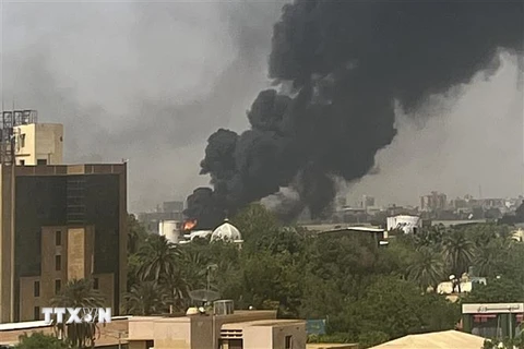 Khói bốc lên tại khu dân cư ở Khartoum, sau giao tranh giữa quân đội Sudan và lực lượng bán quân sự RSF, ngày 16/4/2023. (Ảnh: AFP/TTXVN)