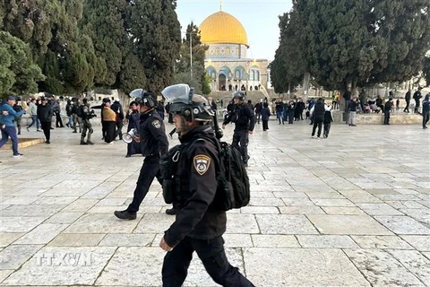 Cảnh sát Israel tuần tra tại khu vực đền thờ Al-Aqsa (phía Israel gọi là Núi Đền) ở Jerusalem ngày 5/4/2023. (Ảnh: AFP/TTXVN)