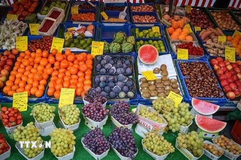 Thực phẩm được bày bán tại một khu chợ ở Bonn, Đức. (Ảnh: NUR Photo/TTXVN)