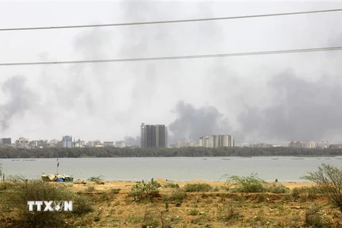 Khói bốc lên sau giao tranh giữa quân đội Sudan và lực lượng bán quân sự RSF ở thủ đô Khartoum, ngày 15/4/2023. (Ảnh: THX/TTXVN)