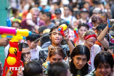 Người dân và du khách vui chơi trong dịp Tết cổ truyền Songkran tại Bangkok, Thái Lan, ngày 13/4/2023. (Ảnh: THX/TTXVN) 
