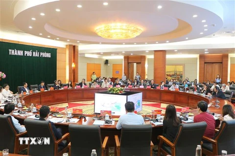 Các nhà đầu tư Đài Loan nghe giới thiệu tổng quan về các khu công nghiệp, khu kinh tế trên địa bàn Hải Phòng. (Ảnh: Minh Thu/TTXVN)
