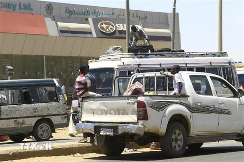 Người dân sơ tán tránh xung đột tại Khartoum, Sudan ngày 18/4/2023. (Ảnh: AFP/TTXVN)