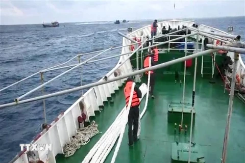 Tàu KN 410 hỗ trợ cứu kéo tàu cá Bình Thuận gặp nạn trên biển. (Ảnh: TTXVN phát)