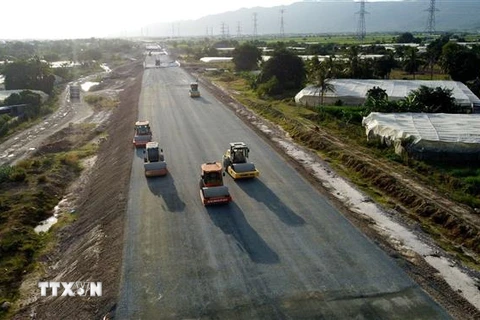 Thi công nền đường cao tốc Bắc-Nam đoạn Vĩnh Hảo-Phan Thiết thuộc địa phận huyện Tuy Phong, tỉnh Bình Thuận. (Ảnh: Huy Hùng/TTXVN)