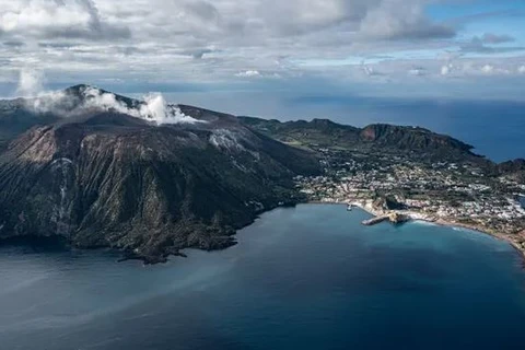 Vi khuẩn có thể "ăn CO2" được phát hiện trong các vết nứt núi lửa gần đảo Vulcano của Italy. (Nguồn: Getty Images)