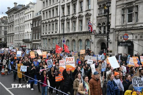 Nhân viên y tế tham gia đình công yêu cầu tăng lương tại London, Anh, ngày 11/4/2023. (Ảnh: AFP/TTXVN)
