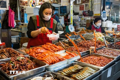 Một gian hàng trong khu chợ Gwangjang ở Seoul. (Ảnh: AFP/TTXVN)