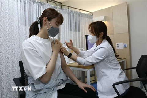 Nhân viên y tế tiêm vaccine phòng COVID-19 cho người dân tại Seoul, Hàn Quốc. (Ảnh: AFP/TTXVN)