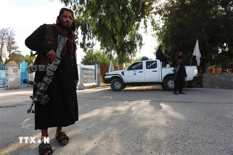 Lực lượng an ninh Taliban gác trên một tuyến đường ở thủ đô Kabul, ngày 6/10/2022. (Ảnh: AFP/TTXVN)