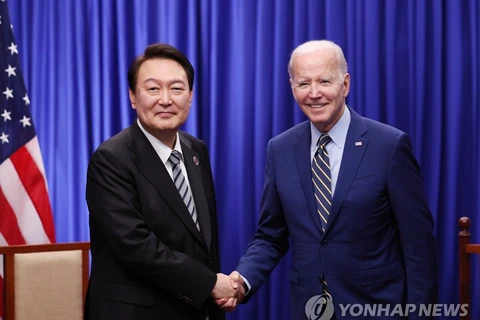 Tổng thống Hàn Quốc Yoon Suk-yeol (trái) và Tổng thống Mỹ Joe Biden trong cuộc gặp tại Phnom Penh, Campuchia ngày 13/11/2022. (Nguồn: Yonhap)