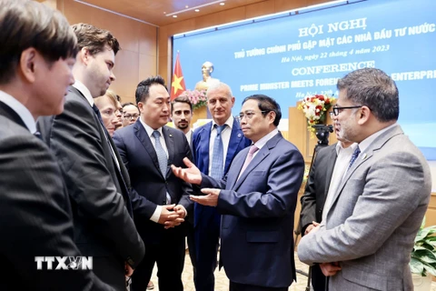 Thủ tướng Phạm Minh Chính trao đổi với các đại diện tổ chức, doanh nghiệp. (Ảnh: Dương Giang/TTXVN)