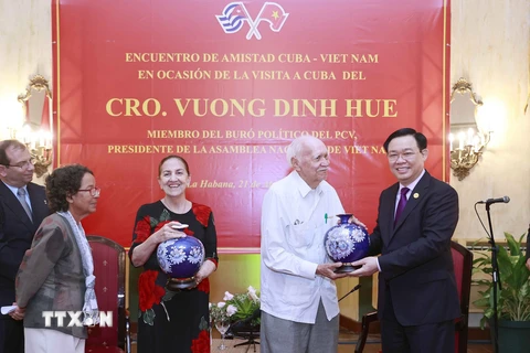 Chủ tịch Quốc hội Vương Đình Huệ tặng quà lưu niệm Hội hữu nghị Cuba-Việt Nam. (Ảnh: Doãn Tấn/TTXVN)