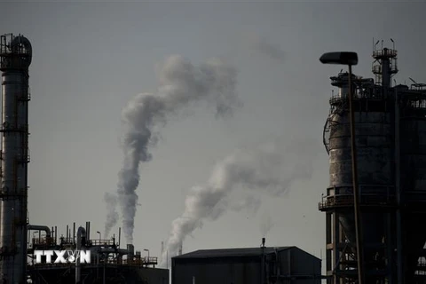 Khói thải bốc lên từ khu công nghiệp hóa chất ở Algeciras, Tây Ban Nha. (Ảnh: AFP/TTXVN)