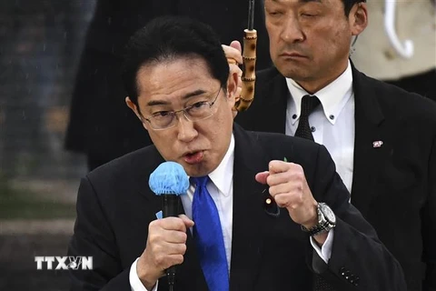 Thủ tướng Nhật Bản Fumio Kishida phát biểu trong chiến dịch vận động tranh cử cho Đảng Dân chủ Tự do (LDP) cầm quyền tại Urayasu, tỉnh Chiba, ngày 15/4/2023. (Ảnh: AFP/TTXVN)