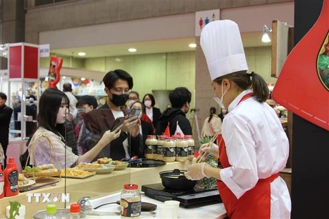 Người tiêu dùng Nhật Bản khám phá bộ sản phẩm gia vị Chin-su của Masan tại Foodex Japan 2023. (Ảnh: Đào Thanh Tùng/TTXVN)