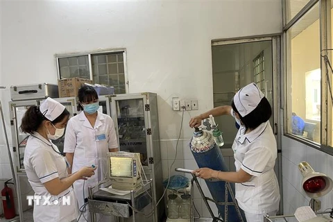 Các nhân viên y tế đang kiểm tra các thiết bị y tế, bình ôxy cảnh giác cao với nguy cơ dịch COVID-19 bùng phát lại. (Ảnh: Huyền Trang/TTXVN)