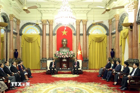 Chủ tịch nước Võ Văn Thưởng tiếp ông Sinlavong Khoutphaythoune, Ủy viên Bộ Chính trị Đảng Nhân dân Cách mạng Lào, Chủ tịch Trung ương Mặt trận Lào Xây dựng Đất nước. (Ảnh: Thống Nhất/TTXVN)
