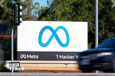 Biểu tượng của Công ty Meta, đơn vị chủ quản mạng xã hội Facebook, tại trụ sở công ty ở Menlo Park, California, Mỹ. (Ảnh: AP/TTXVN)