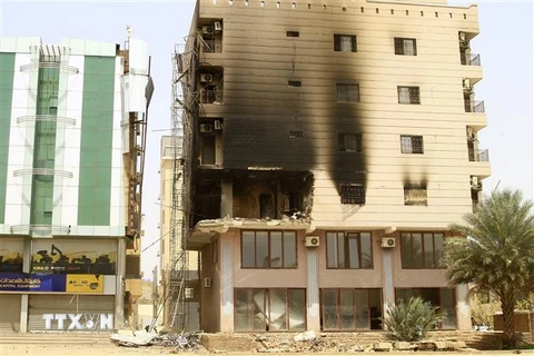 Một tòa nhà bị hư hại do giao tranh giữa quân đội Sudan và lực lượng bán quân sự RSF tại Khartoum, Sudan ngày 23/4/2023. (Ảnh: AFP/TTXVN)