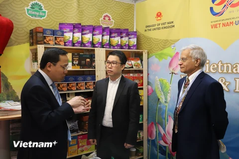 Đại sứ Việt Nam tại Anh Nguyễn Hoàng Long thăm gian hàng Việt Nam tại hội chợ. (Ảnh: Phong Hà/Vietnam+)