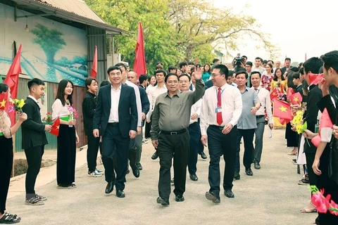 Thủ tướng Phạm Minh Chính thăm Trường Phổ thông Dân tộc Nội trú tỉnh Điện Biên. (Ảnh: Dương Giang/TTXVN)