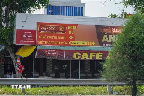 Bảng hiệu có nội dung quảng cáo trang web cá cược bóng đá treo ở quán càphê trên Quốc lộ 1A thuộc địa bàn quận Cái Răng. (Ảnh: Thanh Liêm/TTXVN)
