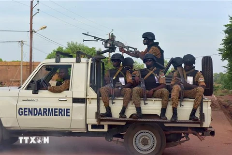 Binh sỹ Burkina Faso tuần tra tại thành phố Ouhigouya. (Ảnh: AFP/TTXVN)